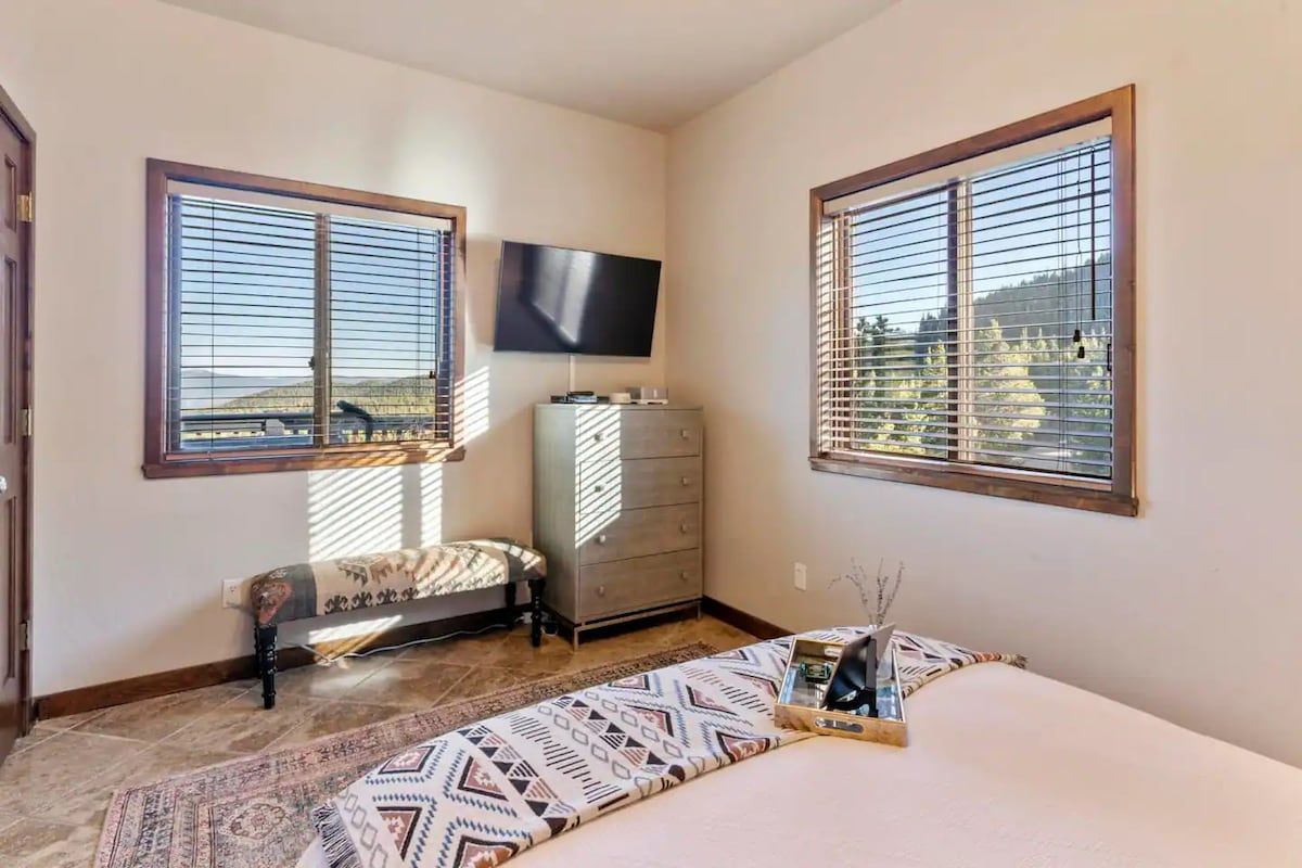 Downstairs Guest Queen Bedroom