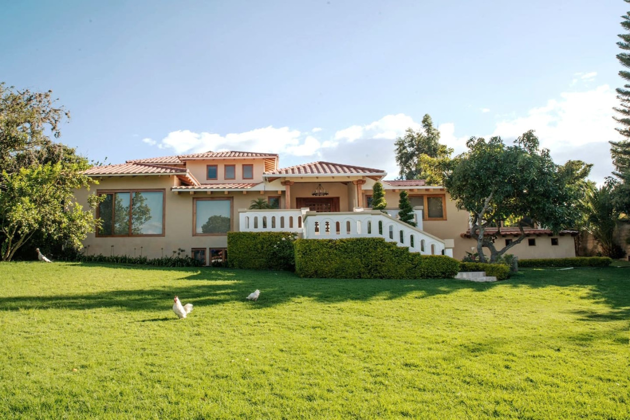 luxury-casa-guayllabamba-bbq-jacuzzi-gym-piscina/