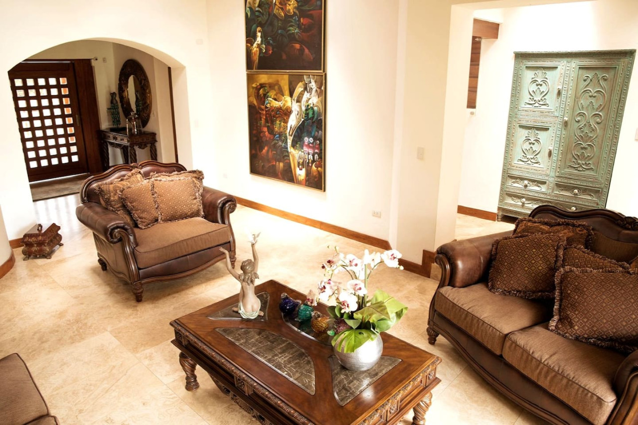 luxury-casa-guayllabamba-bbq-jacuzzi-gym-piscina/