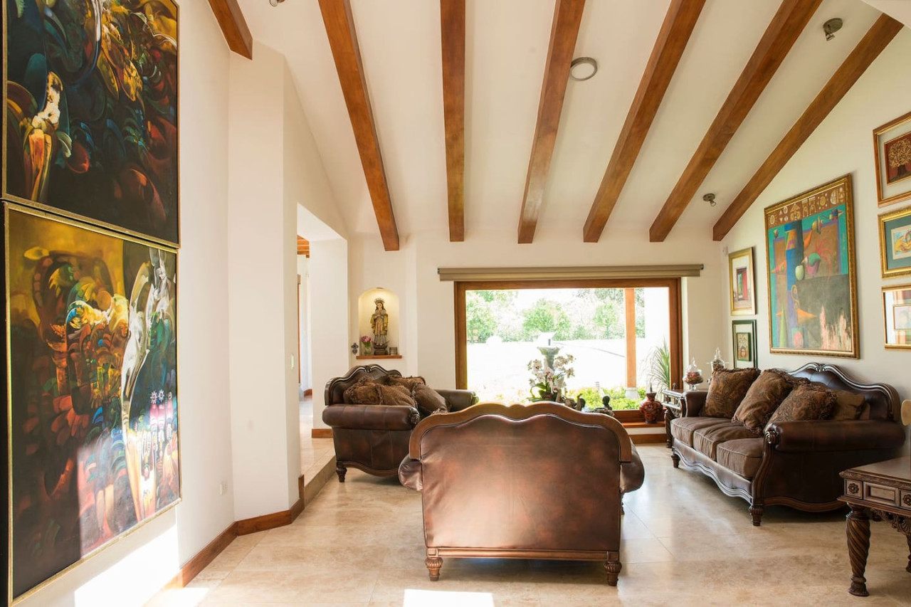 luxury-casa-guayllabamba-bbq-jacuzzi-gym-piscina/