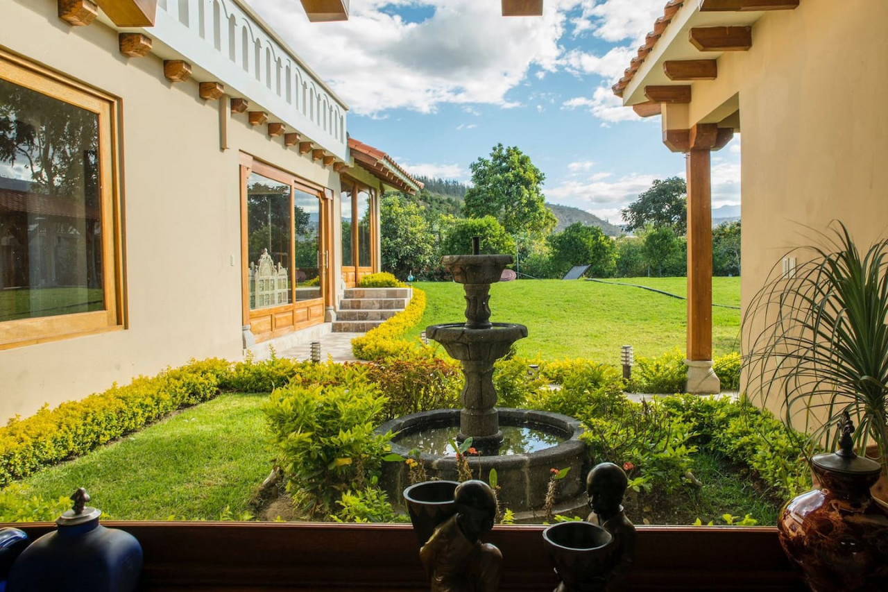 luxury-casa-guayllabamba-bbq-jacuzzi-gym-piscina/