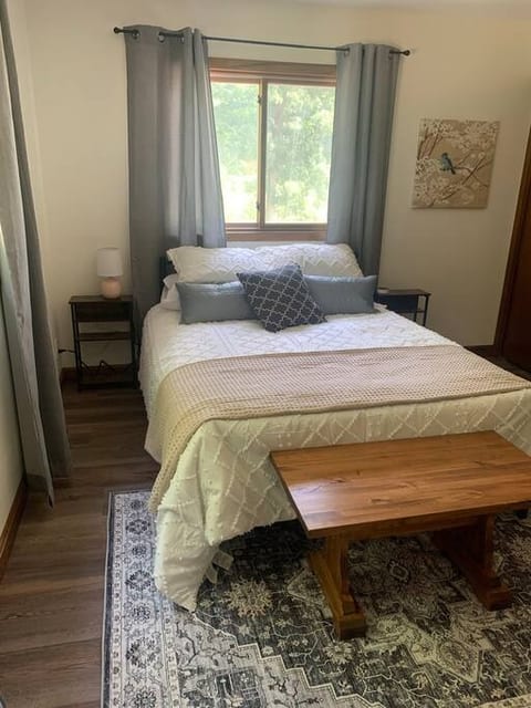 Queen bed
