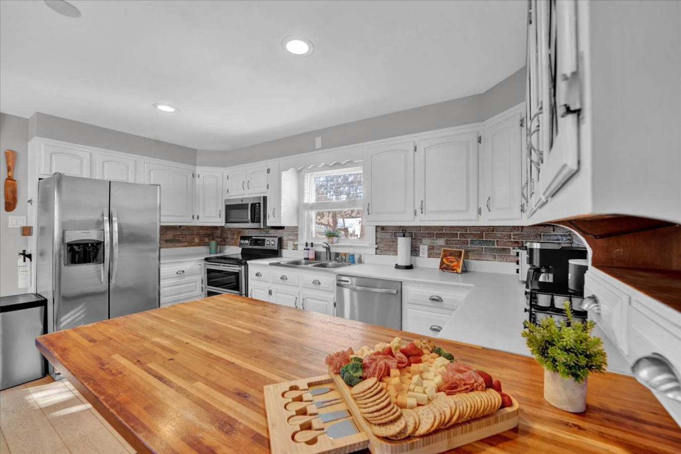 poconos-farmhouse-or-bunk-room-+-hot-tub-and-fire-pit/