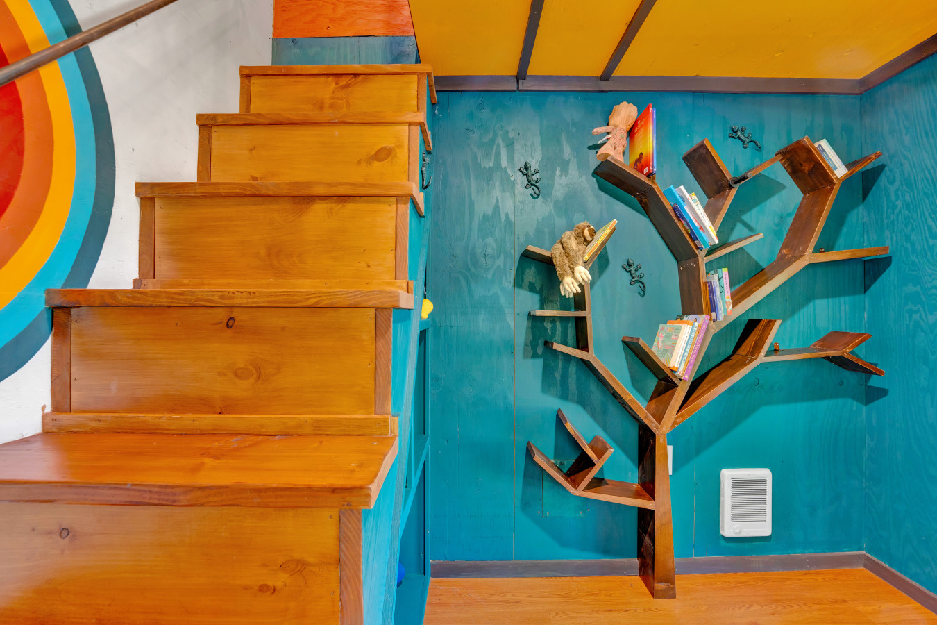 Books and stuffed toys — the perfect combo for relaxation and fun in the Tree House!