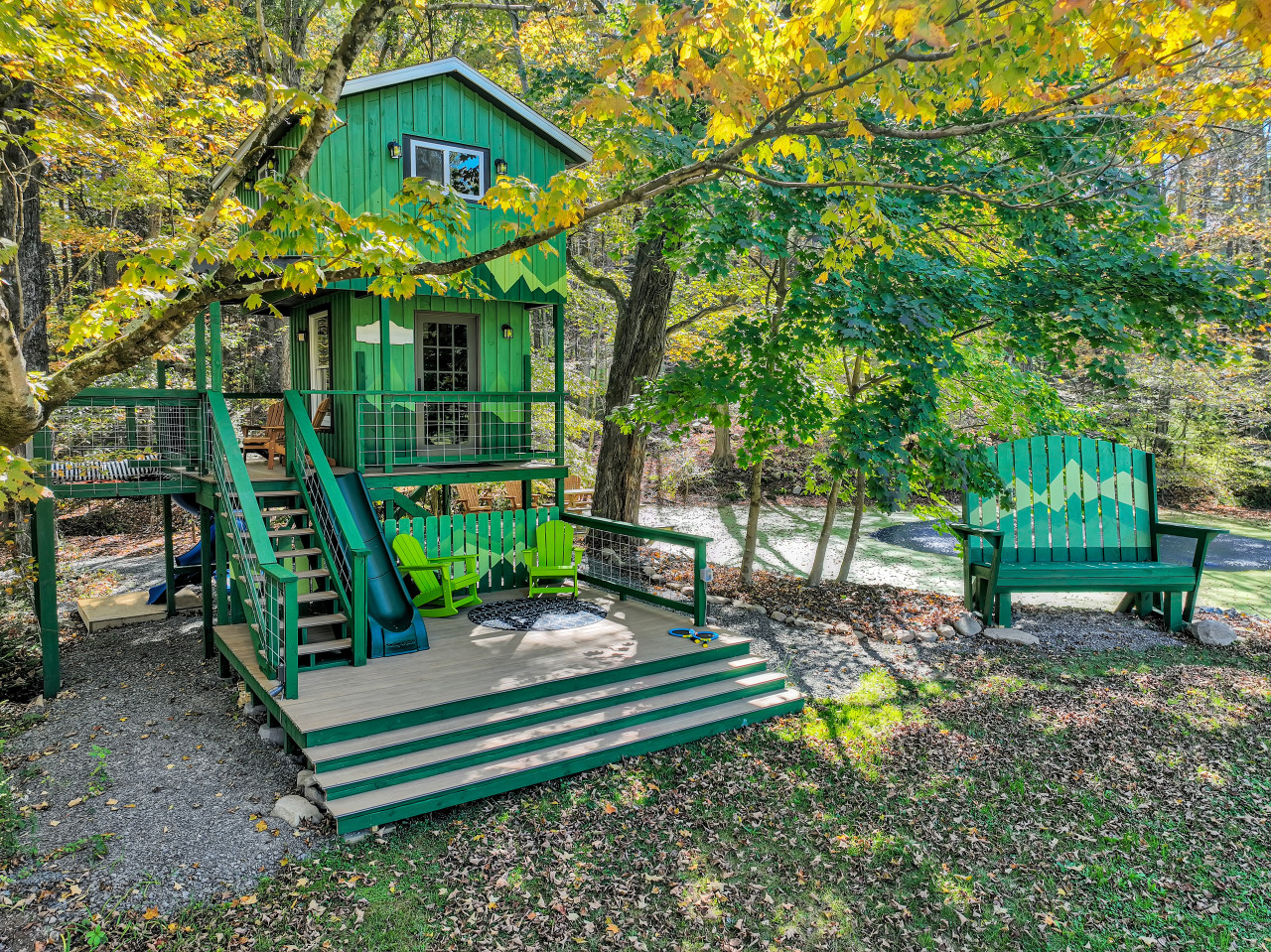 creekside-hiking-trails-treehouse-bunkroom-hot-tub/