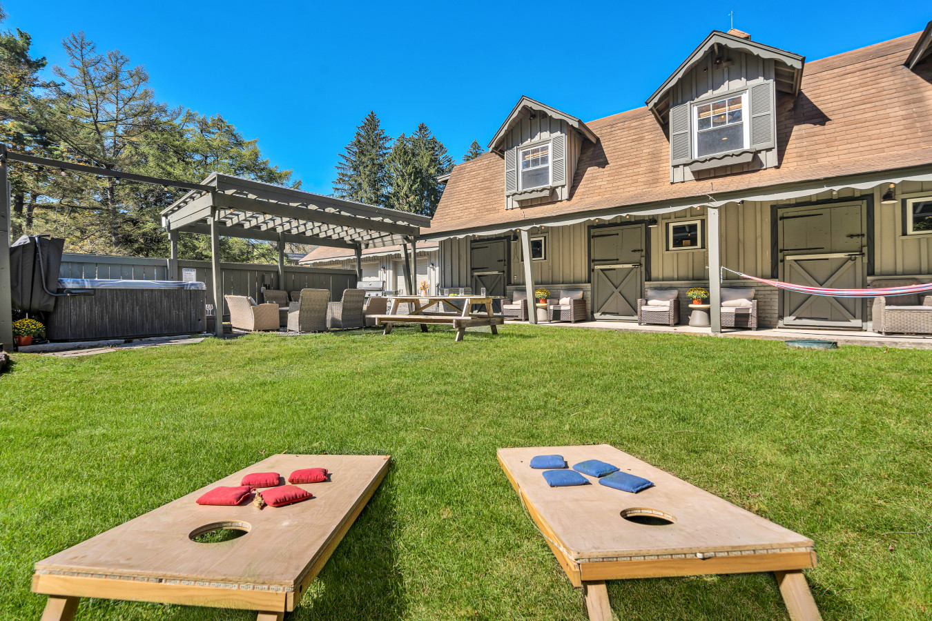 creekside-hiking-trails-treehouse-bunkroom-hot-tub/