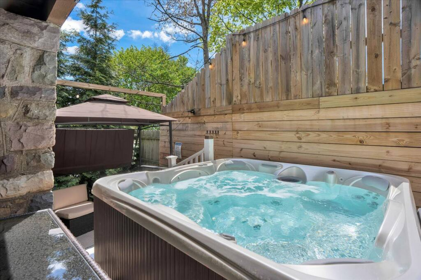 rustic+modern:-hot-tub-fire-pit-+-prime-location/