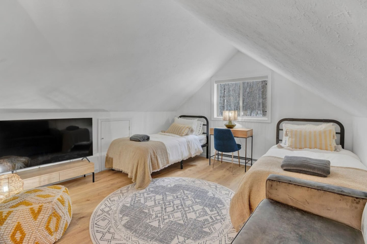 Upstairs loft double twin bedroom.