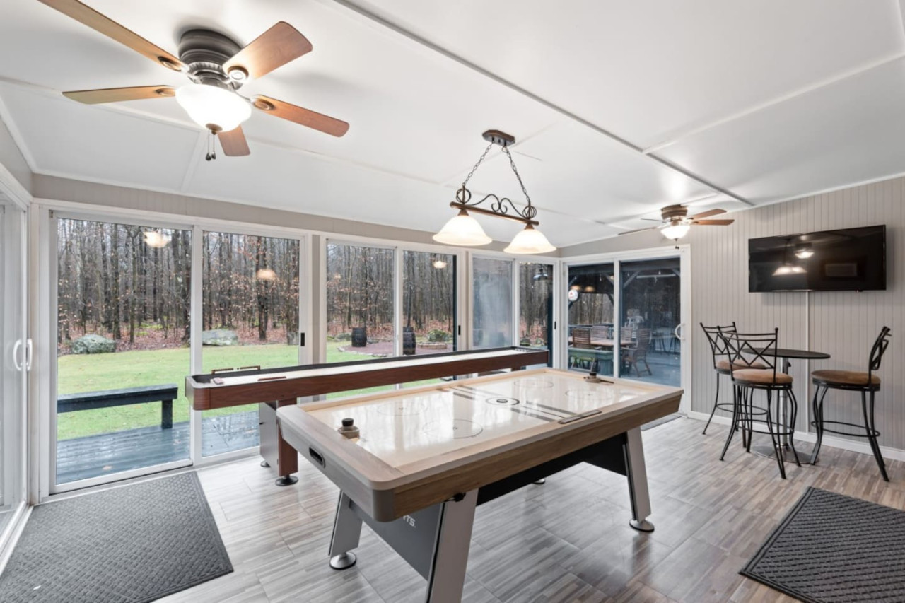 chalet-w-custom-bar+fire-pit+game-room+sleeps-14/