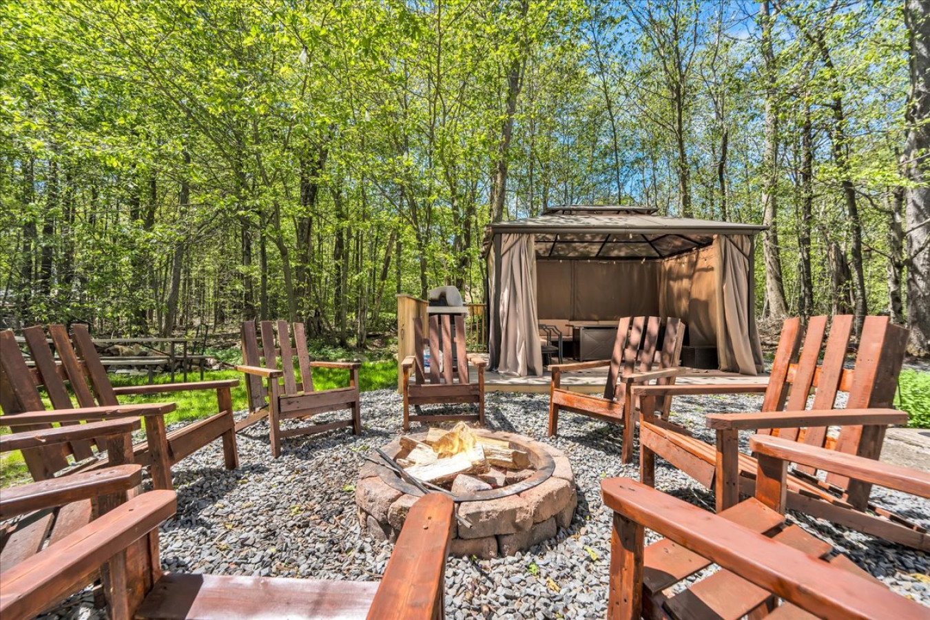 Gather ‘round the fire pit for cozy evenings, s’mores, and starlit conversations in your own backyard retreat. 🔥🌙