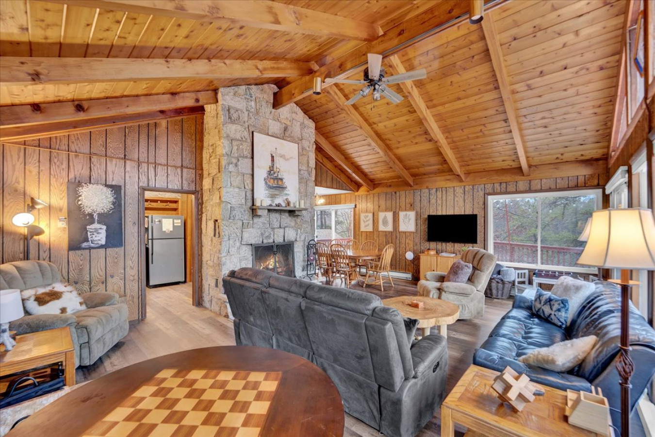 4br-lakehouse-or-sleeps-10-or-fire-pit-dock-kayaks/