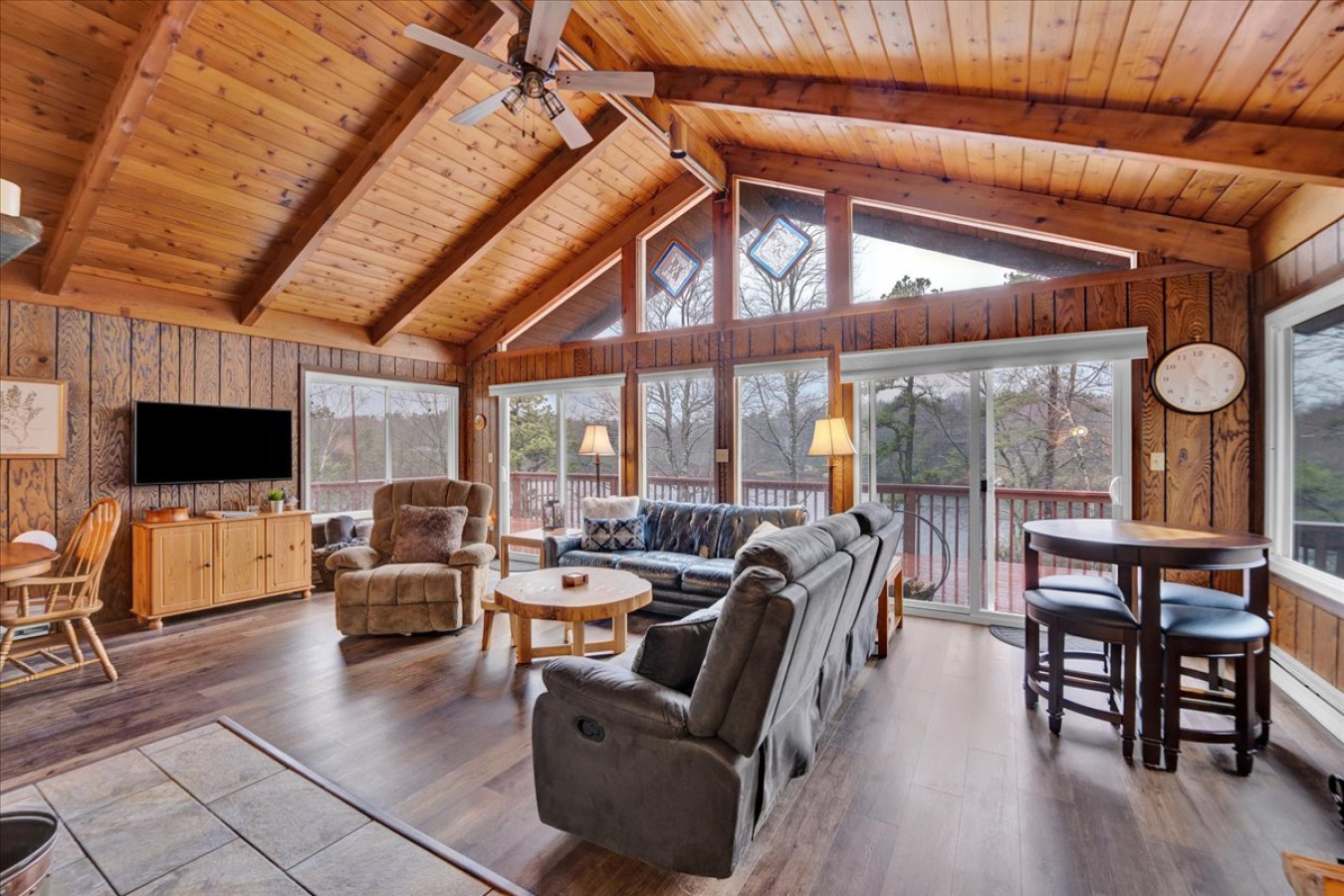 4br-lakehouse-or-sleeps-10-or-fire-pit-dock-kayaks/