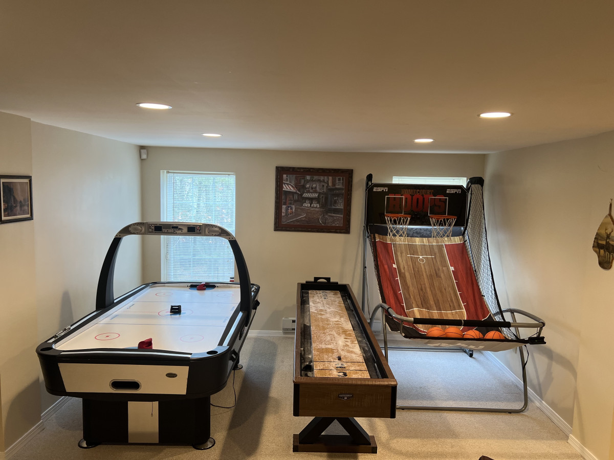 sleeps-12-or-sauna+bar+basement-game-room+fire-pits/