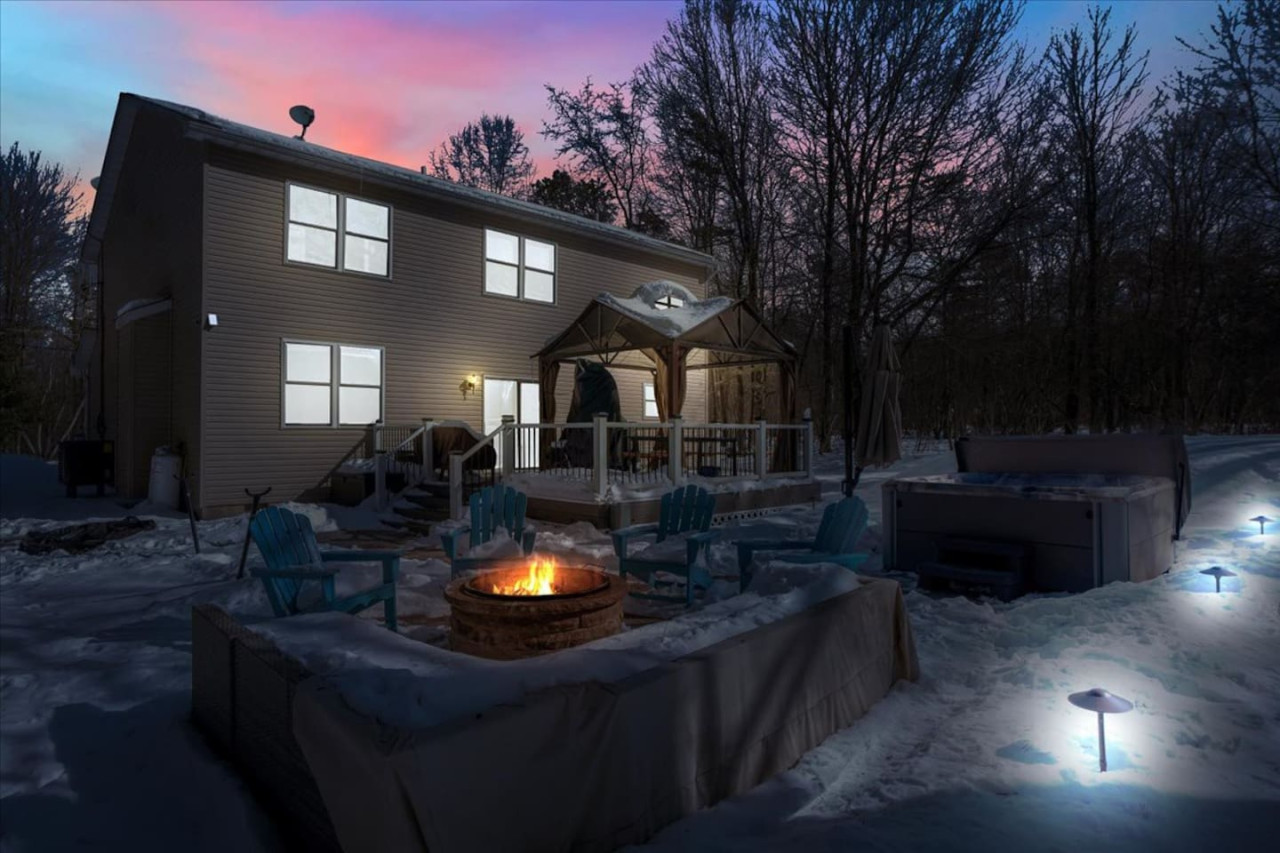 Cozy Getaway + Hot Tub, Games & Fire Pit - Pocono Summit