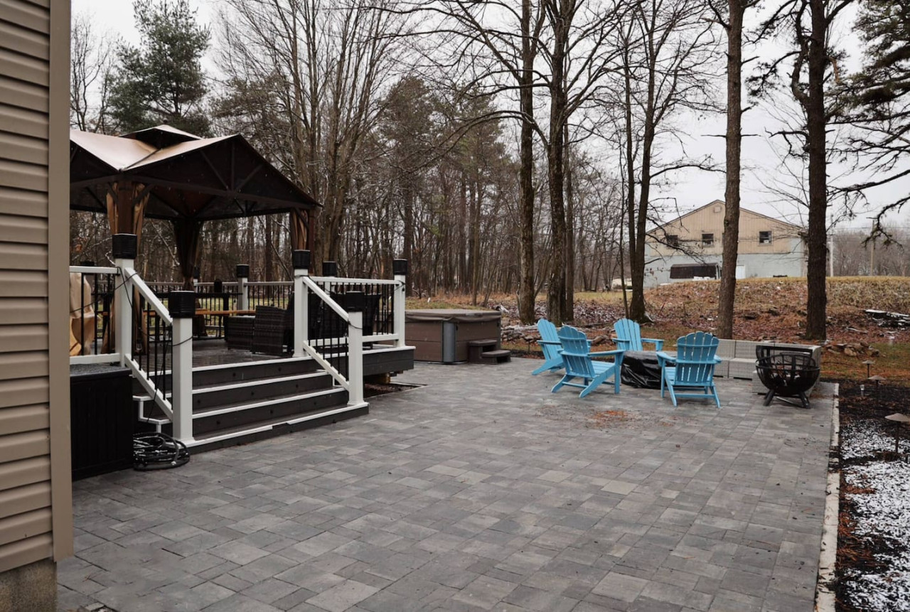 Cozy Getaway + Hot Tub, Games & Fire Pit - Pocono Summit