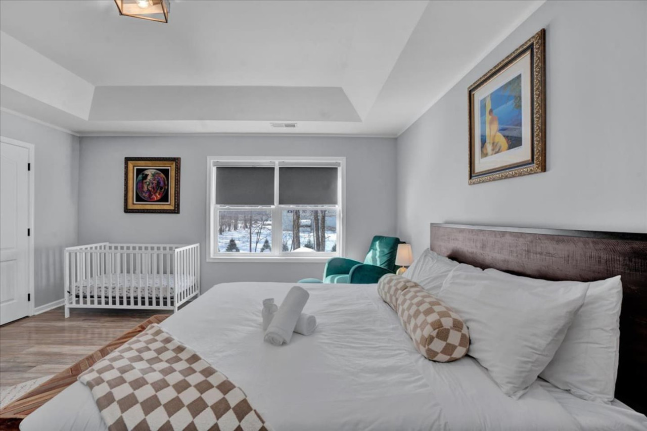 Cozy Getaway + Hot Tub, Games & Fire Pit - Pocono Summit