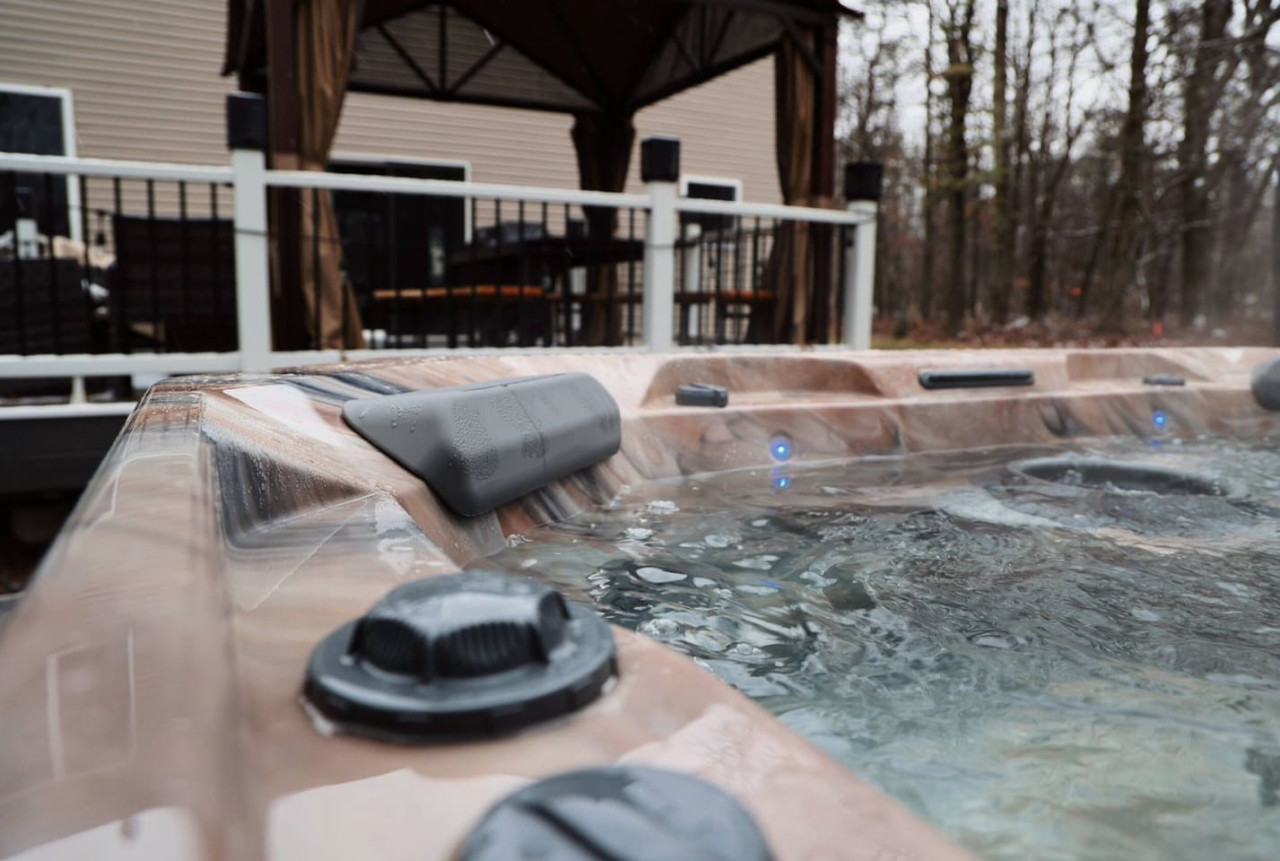 Cozy Getaway + Hot Tub, Games & Fire Pit - Pocono Summit