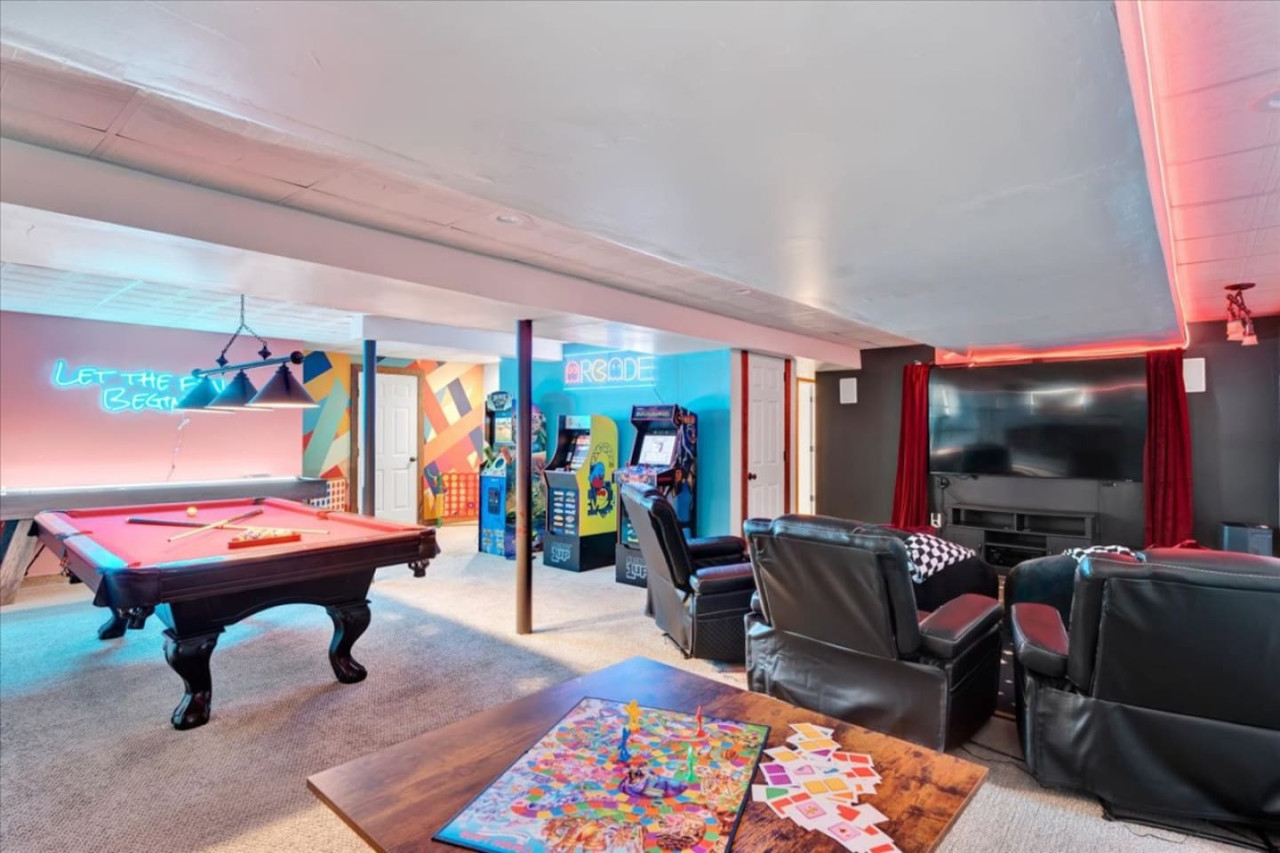 5br-or-movie-theater+poker+arcade+fire-pit+jacuzzi/