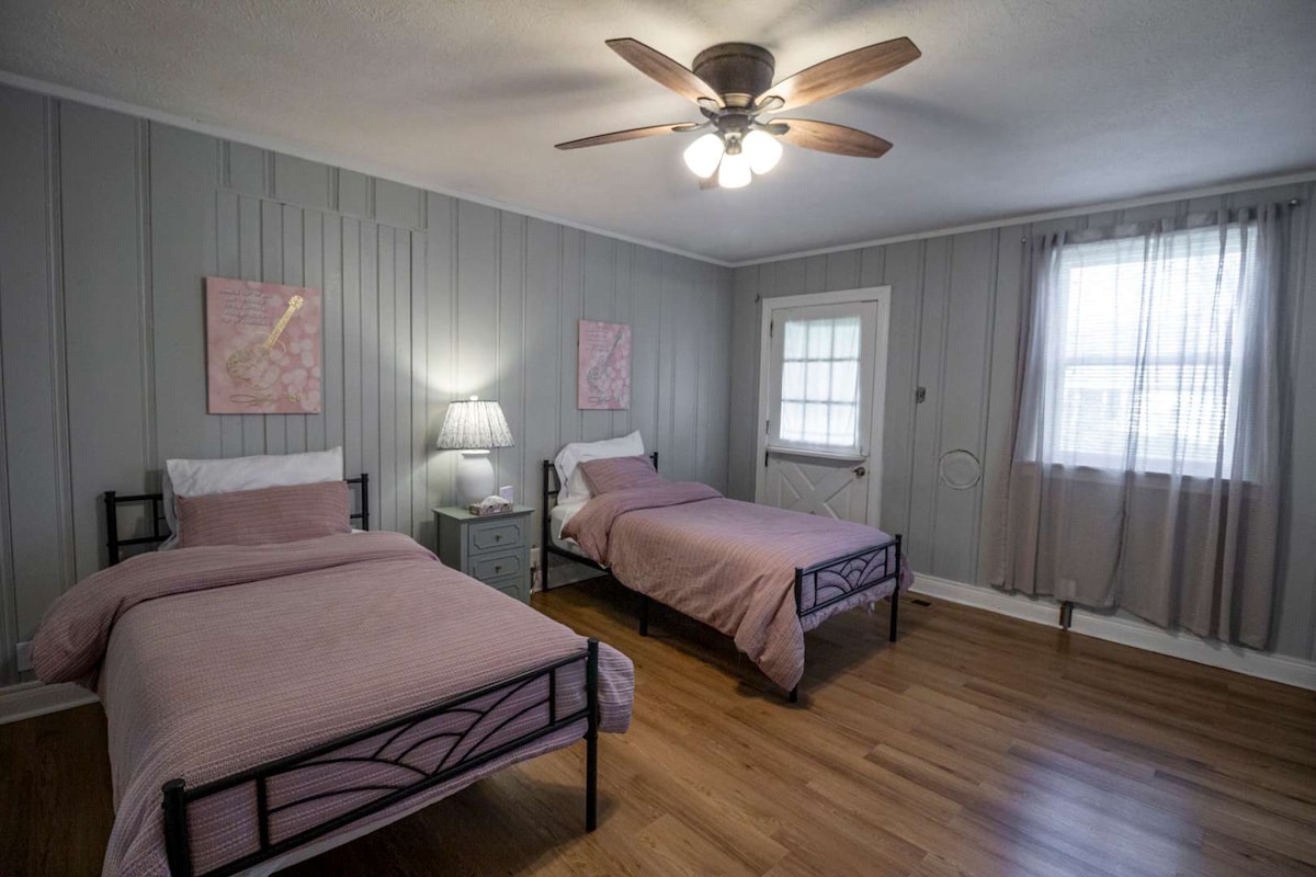 no-cleaning-fee-3br-knoxville-home-near-ut/