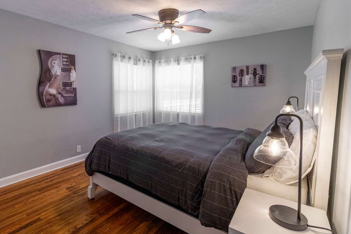 no-cleaning-fee-3br-knoxville-home-near-ut/