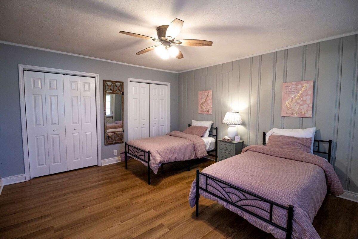 no-cleaning-fee-3br-knoxville-home-near-ut/