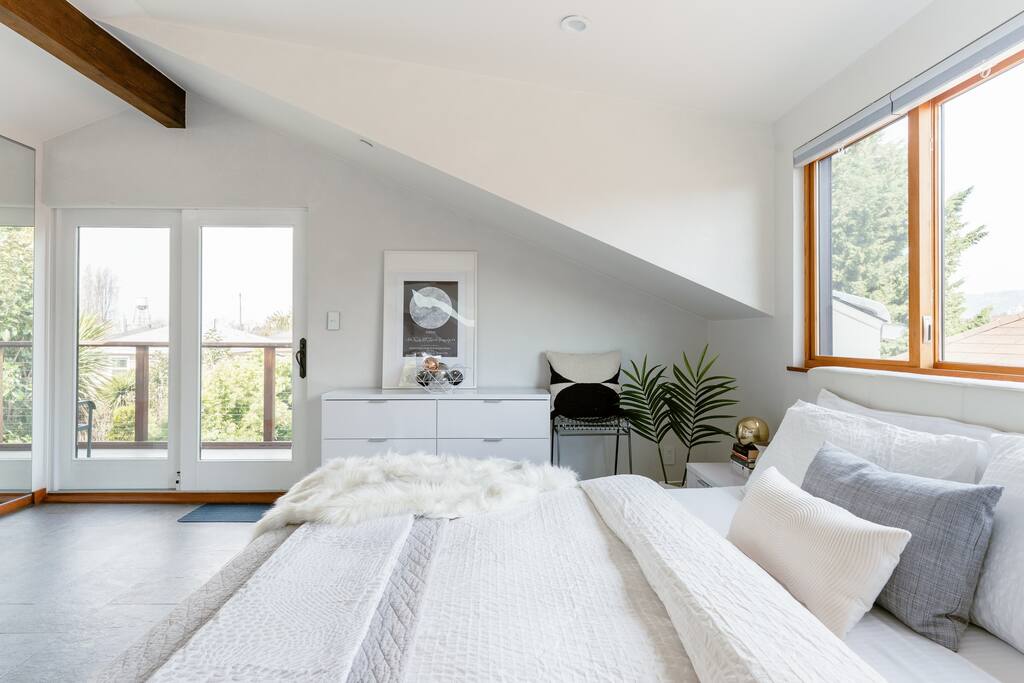 The Stargazer | Executive Loft| Urban Oasis | King