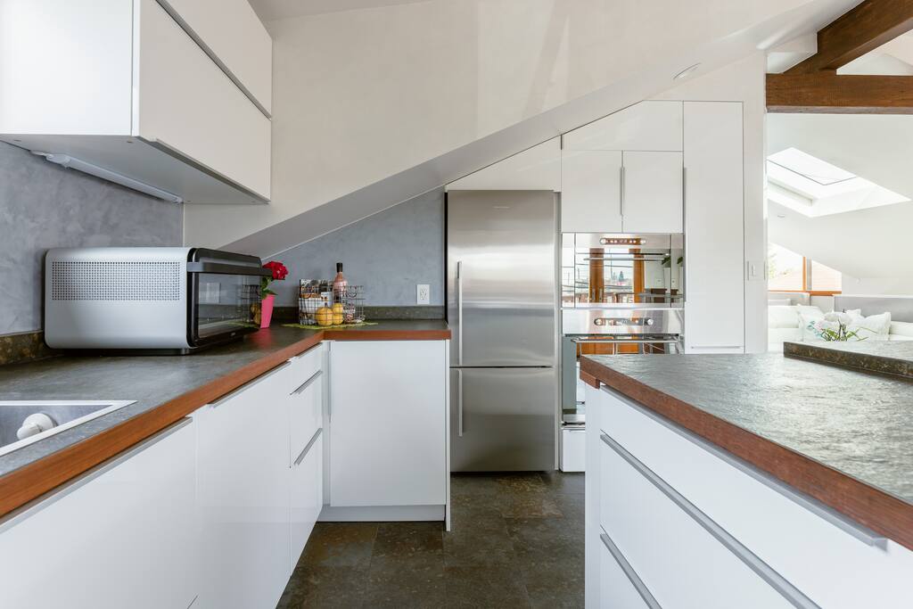The Stargazer | Executive Loft| Urban Oasis | King