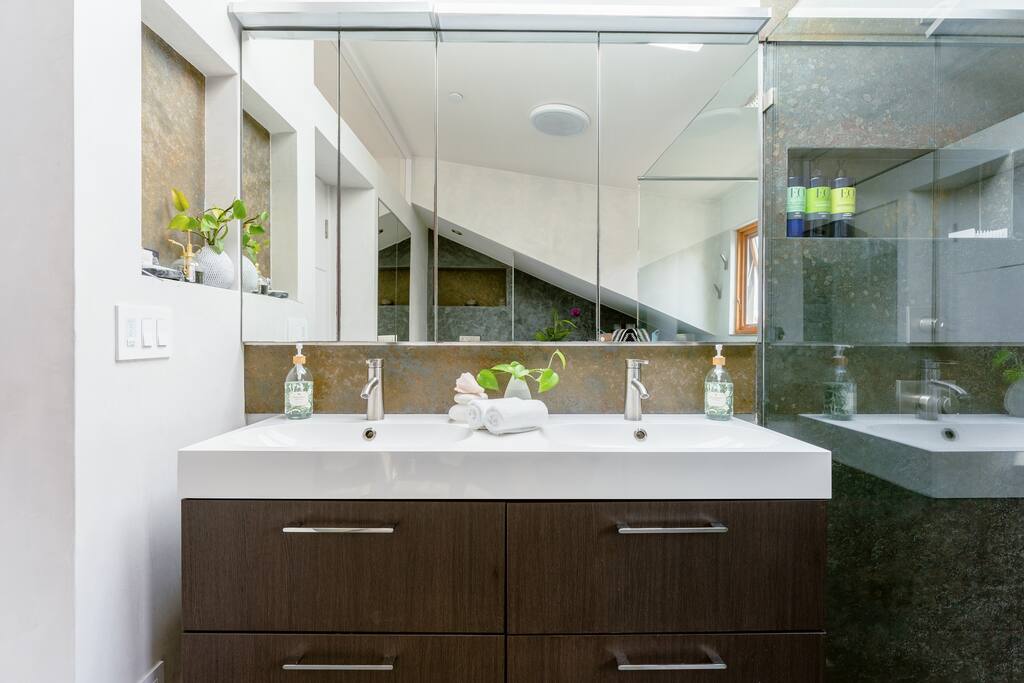 The Stargazer | Executive Loft| Urban Oasis | King