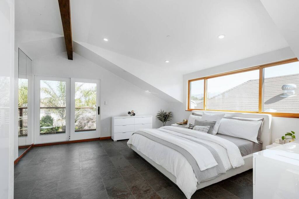 The Stargazer | Executive Loft| Urban Oasis | King