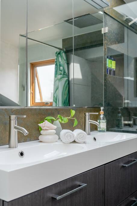 The Stargazer | Executive Loft| Urban Oasis | King
