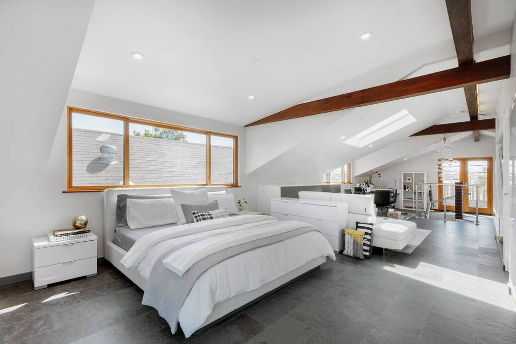 The Stargazer | Executive Loft| Urban Oasis | King