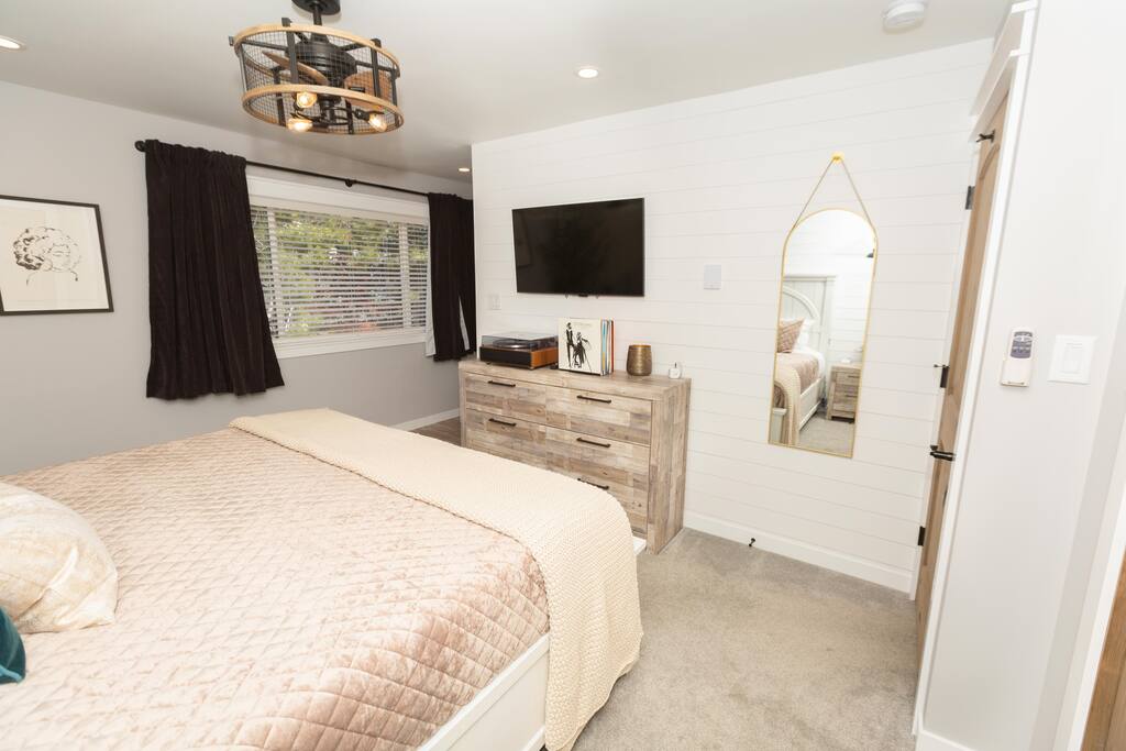 Enjoy a record while getting ready for the day. Record player is also a Bluetooth player. 
Watch your favorite show by logging into your streaming service on the smart tv.  - Private Beach | Lakeside Luxe | Hike Kayak Paddle - Tahoe Vista