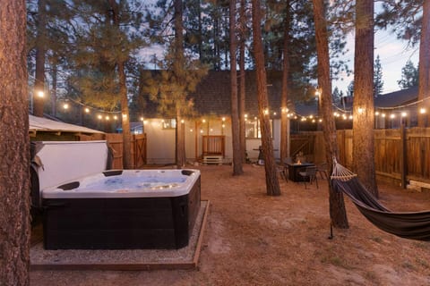 Fenced Lrg Backyard • Hot Tub • FirePit • Charming