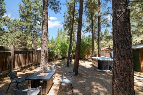 Fenced Lrg Backyard • Hot Tub • FirePit • Charming
