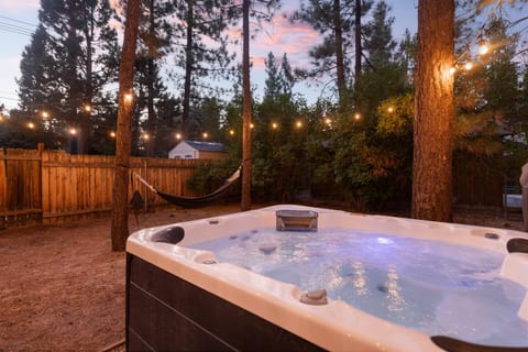 Fenced Lrg Backyard • Hot Tub • FirePit • Charming