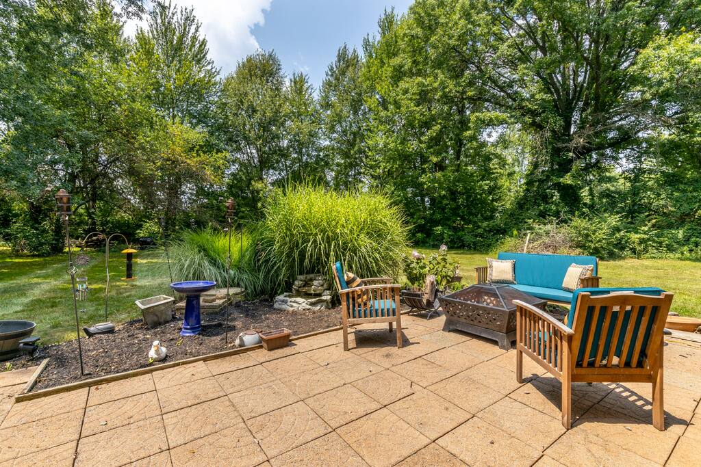 New Albany Family Friendly | King Bed Suite