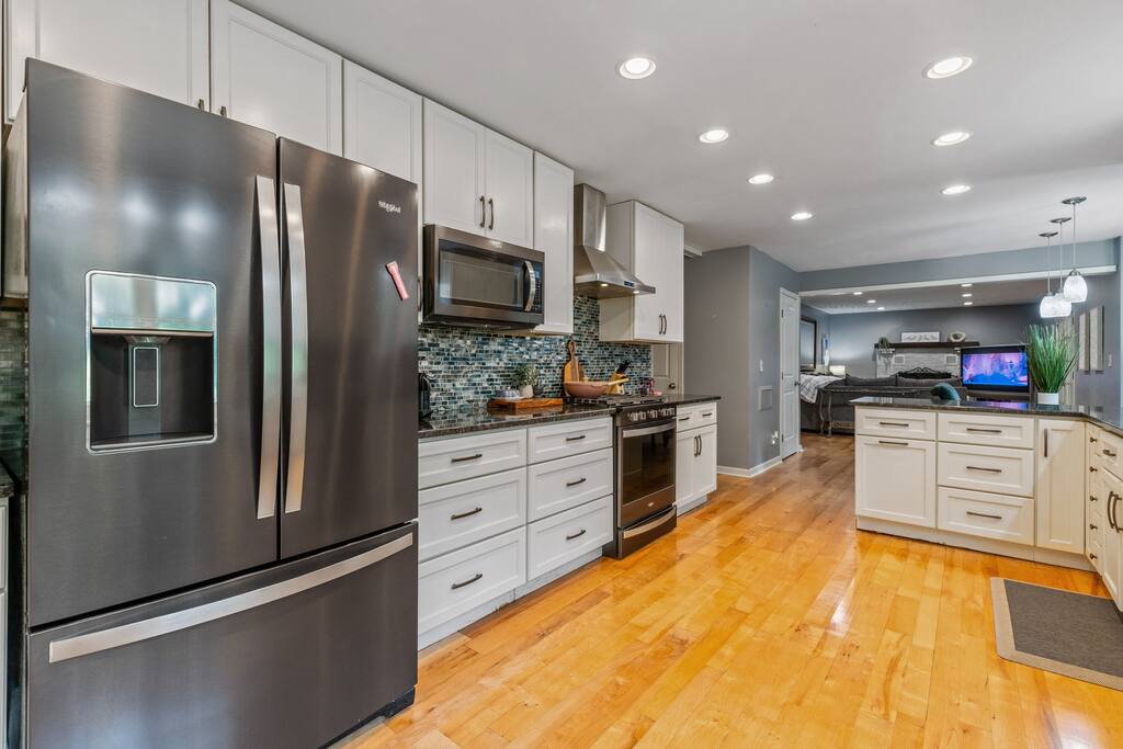 New Albany Family Friendly | King Bed Suite