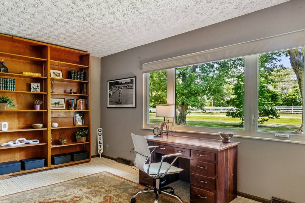 New Albany Family Friendly | King Bed Suite
