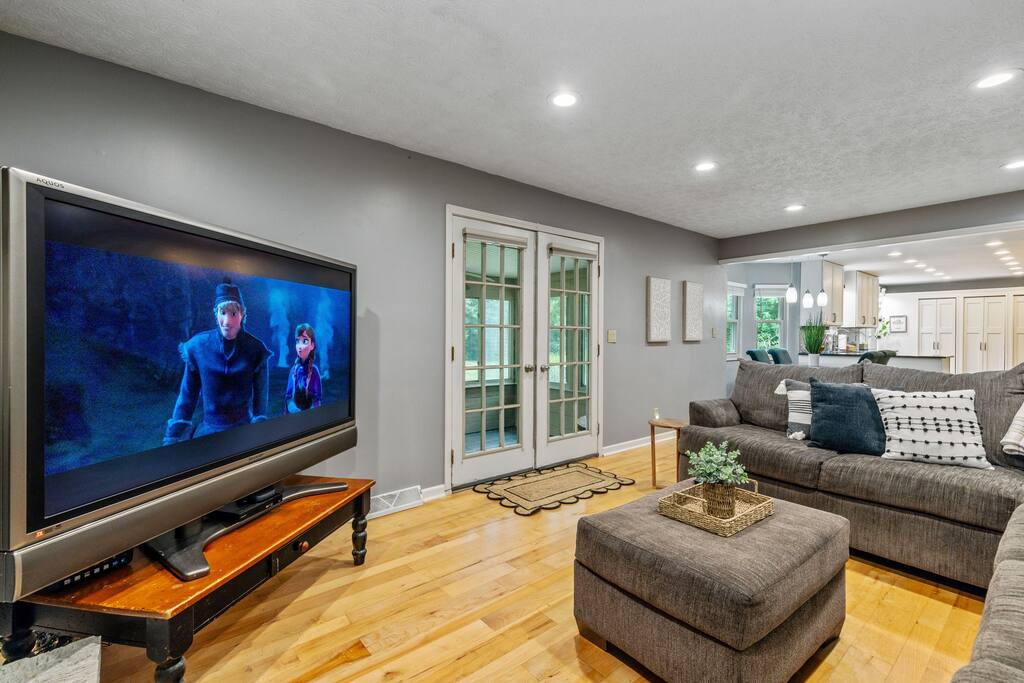 New Albany Family Friendly | King Bed Suite