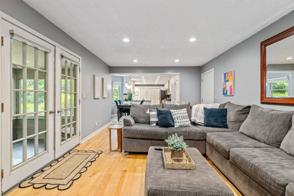 New Albany Family Friendly | King Bed Suite