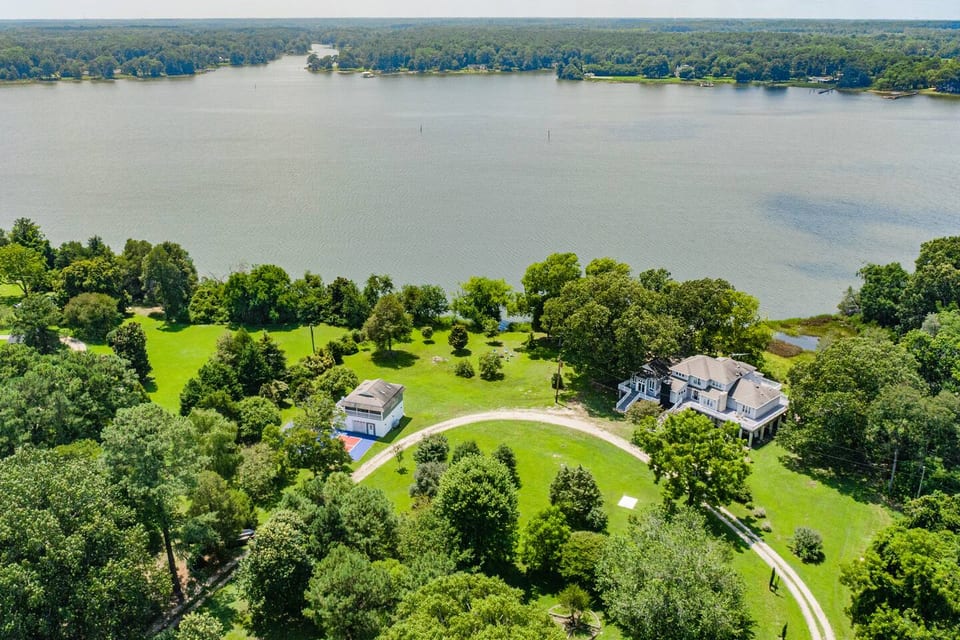 Waterfront Sunsets With Pickleball Court & Hot tub - Richmond