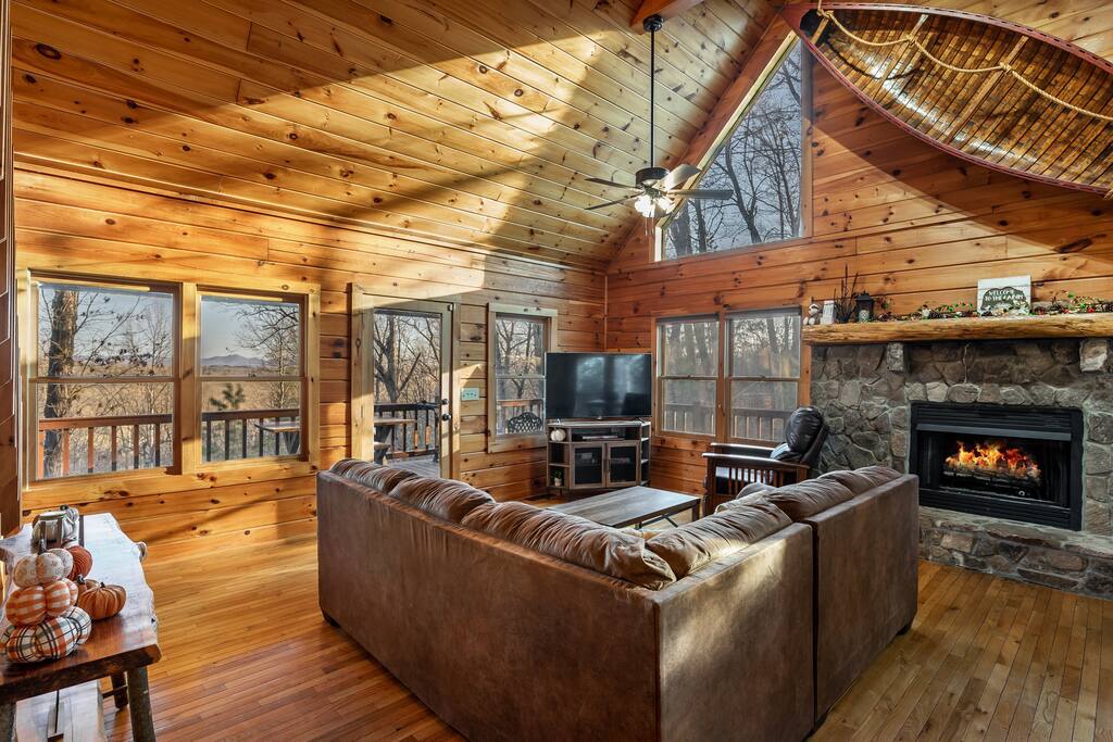 mountain-viewsorplaygroundornear-riverorpets-welcome!/