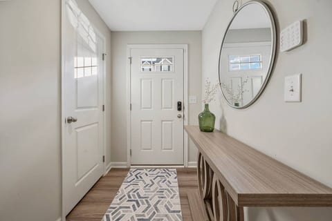 3BR Townhome, Pet-Friendly, Near Duke, Flex Stays