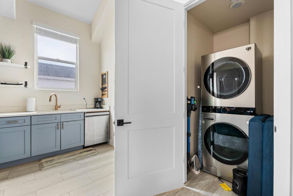 near-zionswaterparklake-or-guest-house-or-sleeps-7/