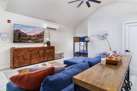 Near Zions/Waterpark/lake | Guest House | Sleeps 7
