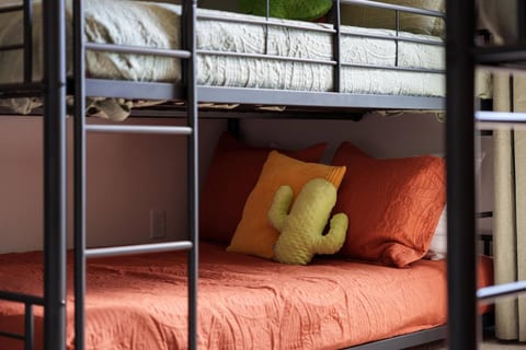 Hurricane UT - NEW! - Sleeps 26 - Private Hot tub