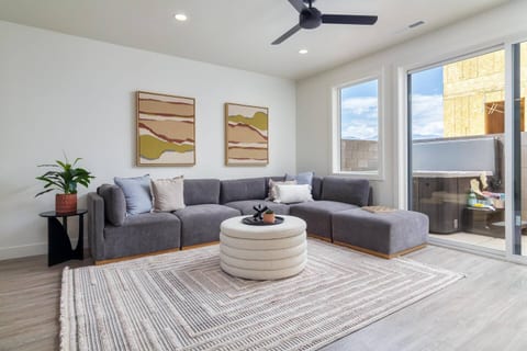 Hurricane UT - NEW! - Sleeps 26 - Private Hot tub