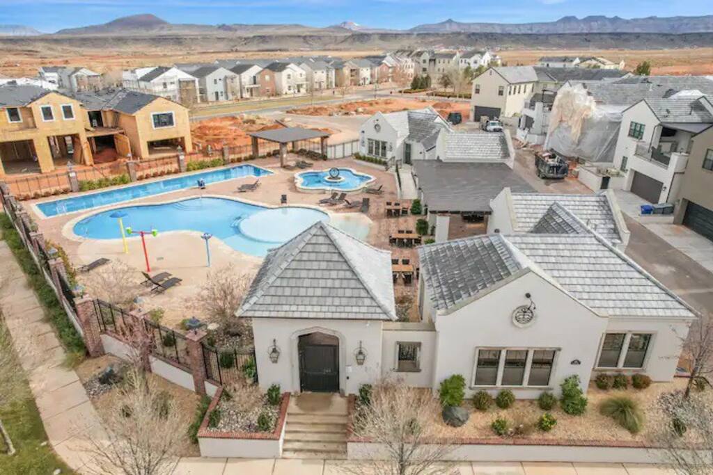 private-pool-or-water-park-lake-side-or-18+-guests/