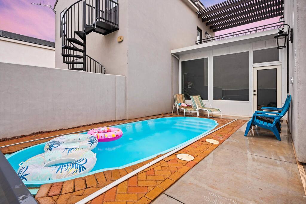 private-pool-or-water-park-lake-side-or-18+-guests/
