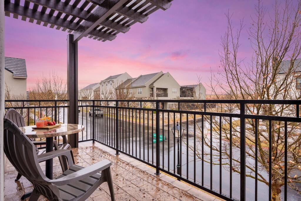 private-pool-or-water-park-lake-side-or-18+-guests/